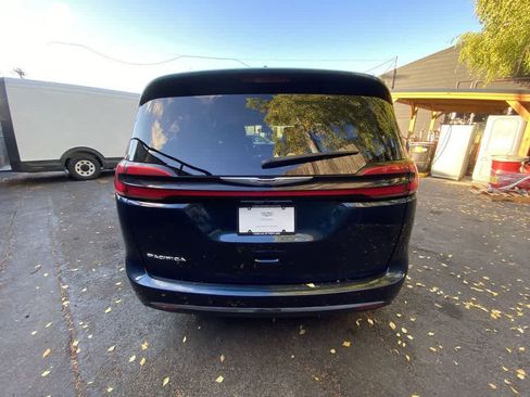 Used 2024 Chrysler Pacifica Touring-L FWD image 5