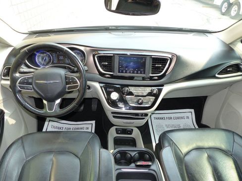 Used 2019 Chrysler Pacifica Touring-L FWD image 22