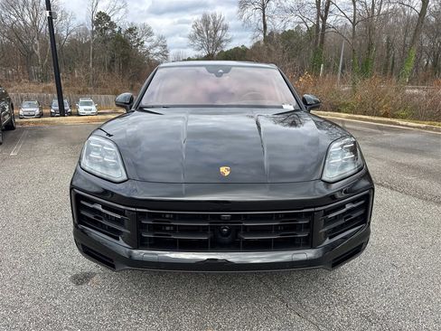 Used 2025 Porsche Cayenne Coupe image 2