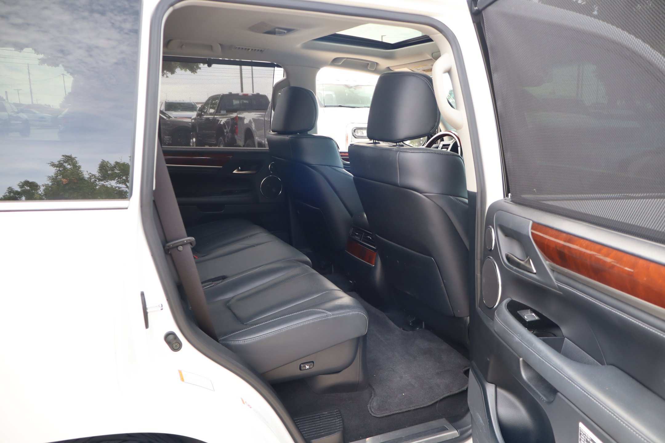 Used 2019 Lexus LX 570 4WD w/ Luxury Package image 35