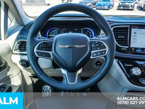 Used 2024 Chrysler Pacifica Limited FWD image 30