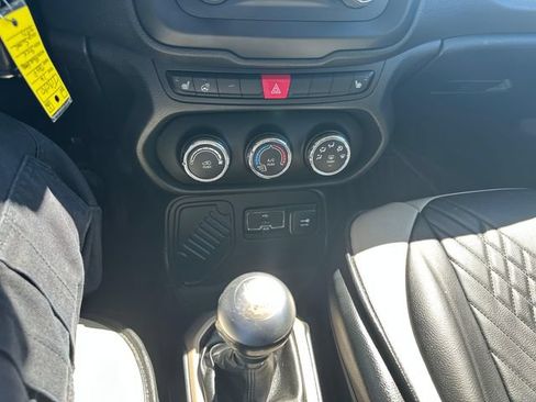 Used 2016 Jeep Renegade Latitude w/ Cold Weather Group FWD image 17