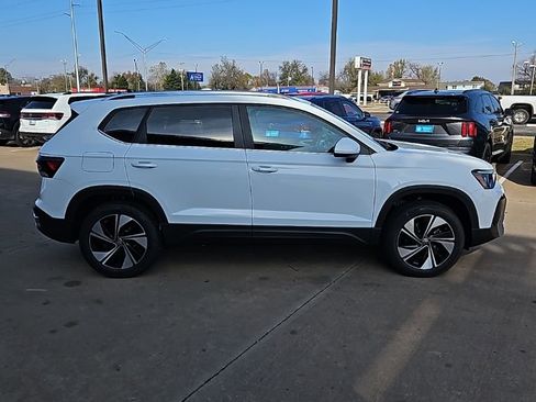 New 2026 Volkswagen Taos SE AWD/4WD image 4
