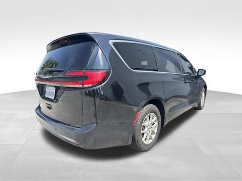 Used 2025 Chrysler Pacifica Select FWD image 5