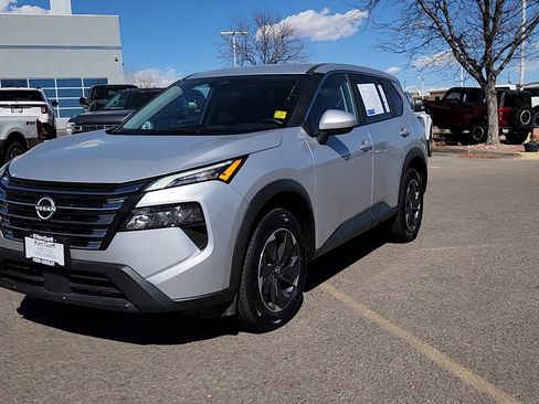 Used 2025 Nissan Rogue SV AWD/4WD image 2