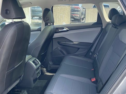 Certified 2023 Volkswagen Taos SE w/ Panoramic Sunroof Package AWD/4WD image 18