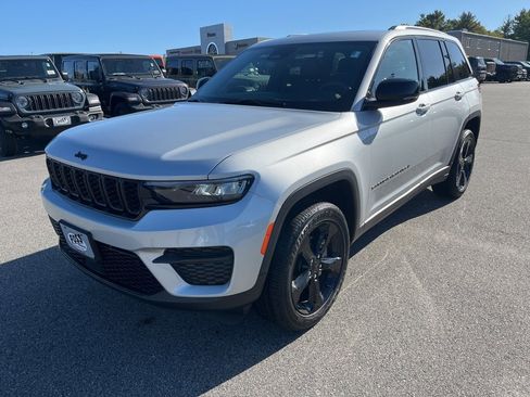 New 2025 Jeep Grand Cherokee Altitude image 3
