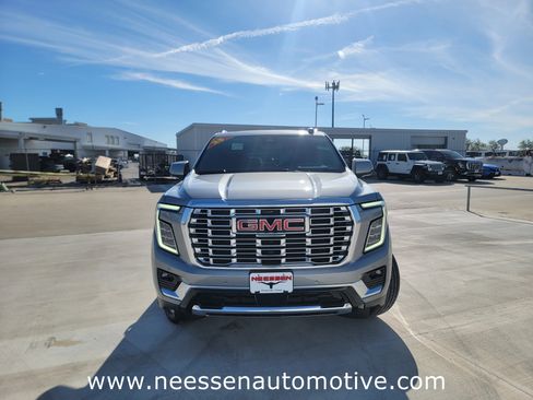 Used 2025 GMC Yukon Denali w/ Sun & Power Step Package image 2