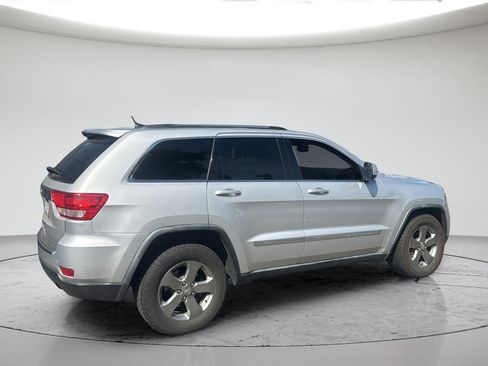 Used 2011 Jeep Grand Cherokee Laredo AWD/4WD image 5