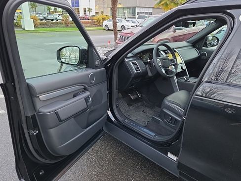 Certified 2024 Land Rover Discovery Dynamic SE image 10