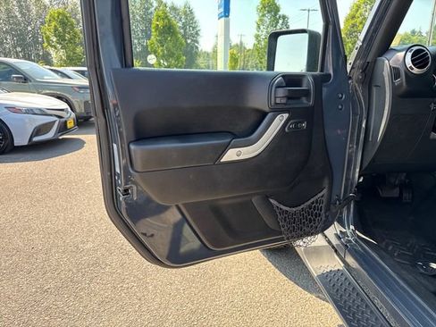 Used 2016 Jeep Wrangler Unlimited Sahara w/ Connectivity Group AWD/4WD image 16