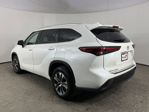 Used 2021 Toyota Highlander XLE AWD/4WD image 5
