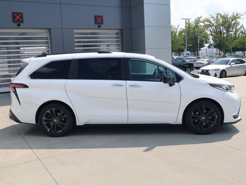 Used 2023 Toyota Sienna XSE w/ XSE Plus Package FWD image 10