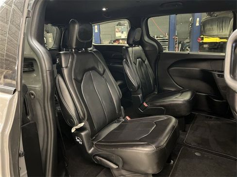 Used 2023 Chrysler Pacifica Touring-L w/ S Appearance Package image 18