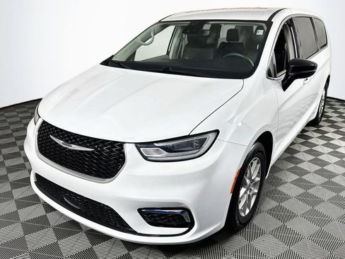 Used 2024 Chrysler Pacifica Touring-L FWD image 3