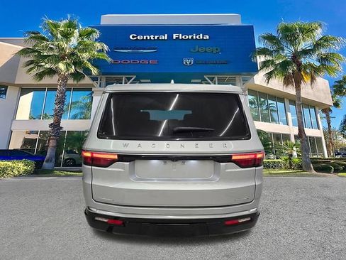 Used 2022 Jeep Wagoneer Series II AWD/4WD image 5