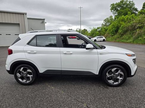Used 2025 Hyundai Venue SEL FWD image 12