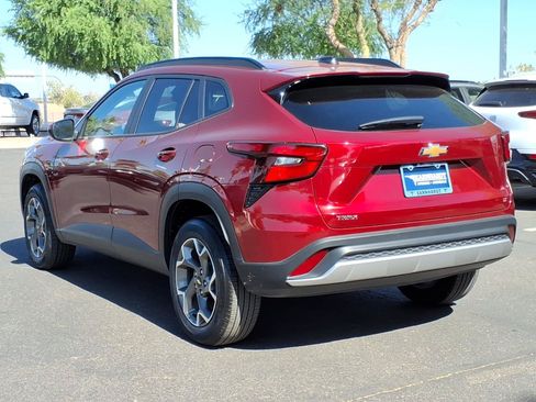 Used 2025 Chevrolet Trax LT w/ LT Convenience Package FWD image 3