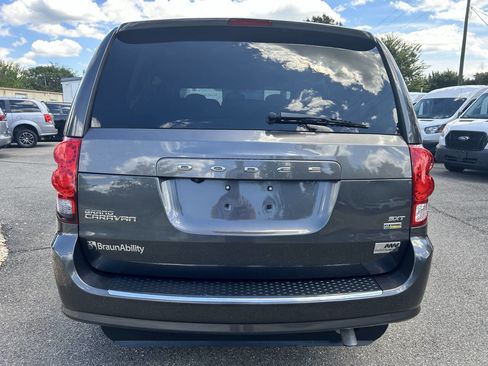 Used 2019 Dodge Grand Caravan SXT image 10