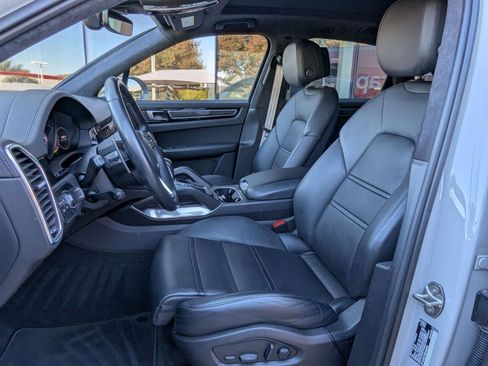 Used 2022 Porsche Cayenne Turbo S image 5