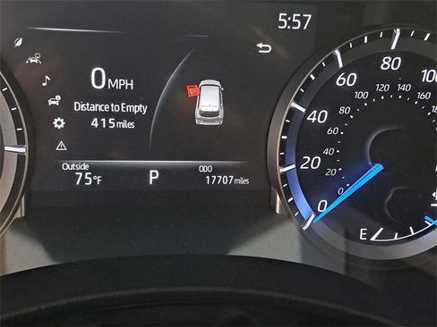 Used 2023 Toyota Highlander XLE image 2