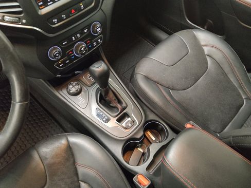 Used 2019 Jeep Cherokee Trailhawk AWD/4WD image 26