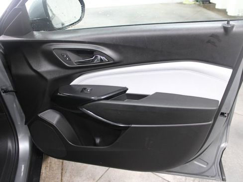 Used 2025 Chevrolet Trax LT w/ LT Convenience Package image 23