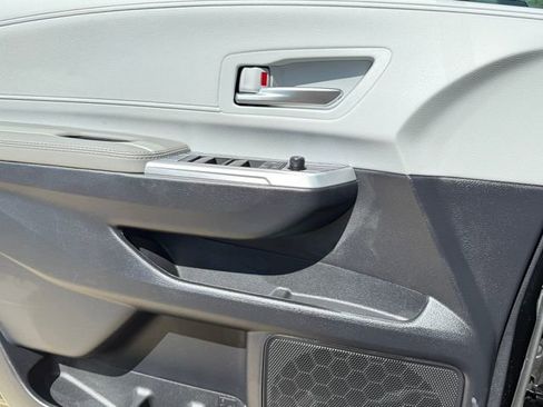 Used 2025 Toyota Sienna XLE FWD image 24