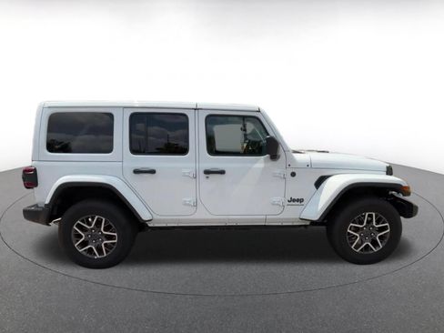 Used 2025 Jeep Wrangler Unlimited Sahara AWD/4WD image 16