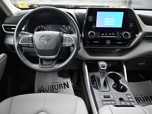 Used 2023 Toyota Highlander LE AWD/4WD image 13