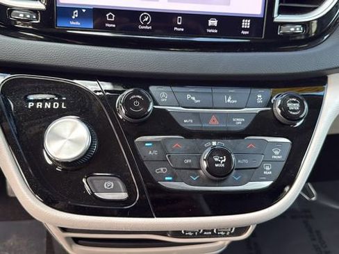 Used 2024 Chrysler Pacifica Touring-L image 25