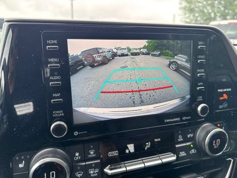 Used 2022 Toyota Highlander XLE AWD/4WD image 19