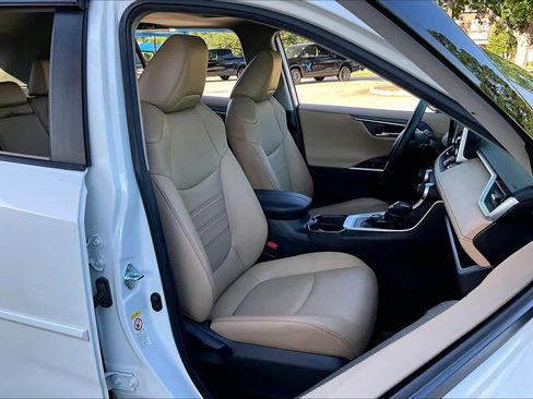 Used 2019 Toyota RAV4 Limited w/ Cold Weather Package AWD/4WD image 9