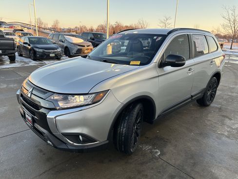 Used 2020 Mitsubishi Outlander LE image 3