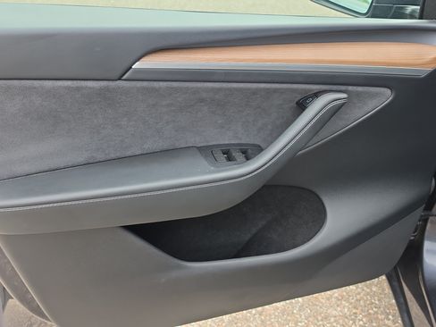 Used 2024 Tesla Model Y Long Range AWD/4WD image 18