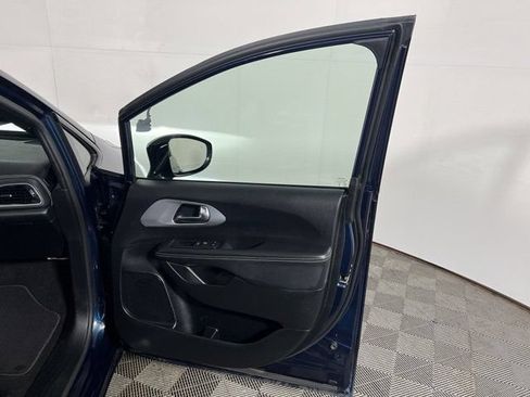 Certified 2025 Chrysler Pacifica Limited FWD image 21