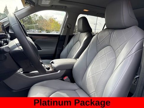 Used 2024 Toyota Highlander Platinum image 12
