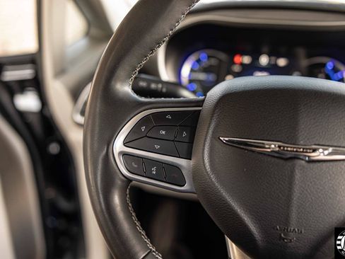 Used 2023 Chrysler Pacifica Touring-L FWD image 20