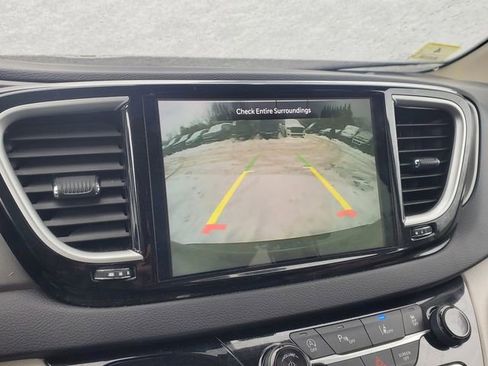 Certified 2024 Chrysler Pacifica Touring-L image 11