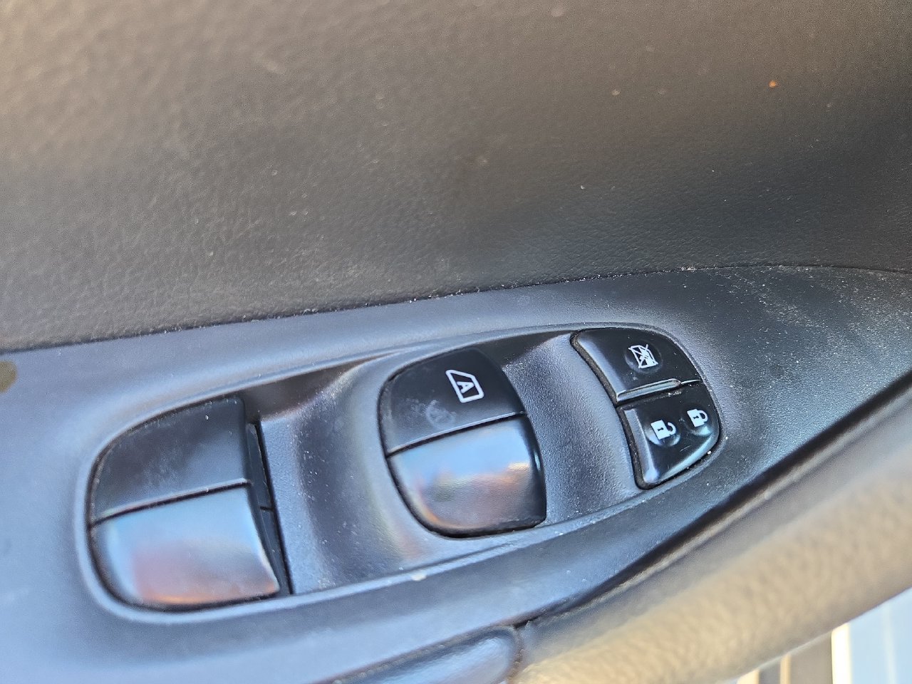 Used 2018 Nissan Rogue S FWD image 18