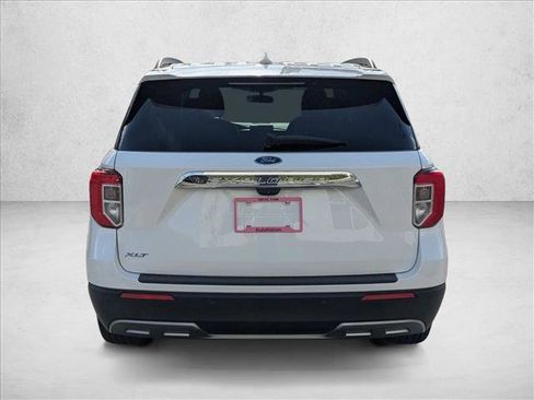 Used 2022 Ford Explorer XLT w/ Equipment Group 202A image 6