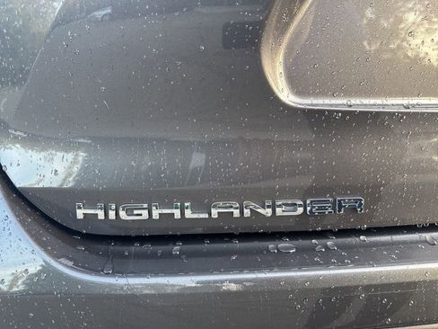 Used 2022 Toyota Highlander XLE image 11