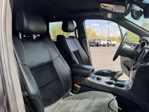 Used 2018 Jeep Grand Cherokee Laredo AWD/4WD image 16