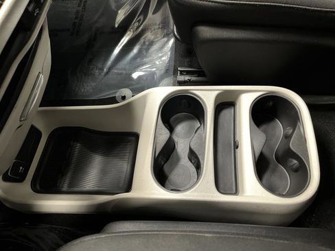 Used 2018 Chrysler Pacifica L FWD image 17