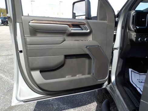 New 2026 GMC Sierra 2500 SLE w/ SLE Value Package; AWD/4WD image 15