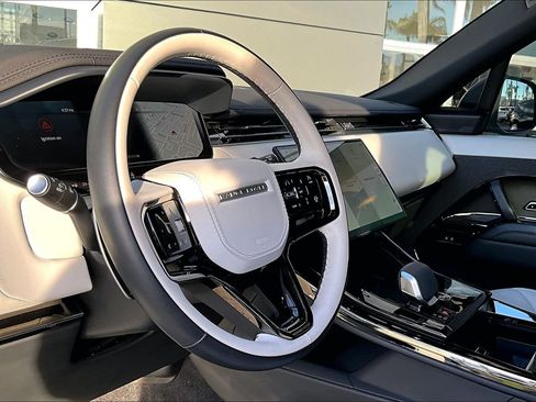 Used 2025 Land Rover Range Rover Sport Dynamic SE image 14