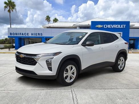 Used 2024 Chevrolet Trax LS FWD image 2
