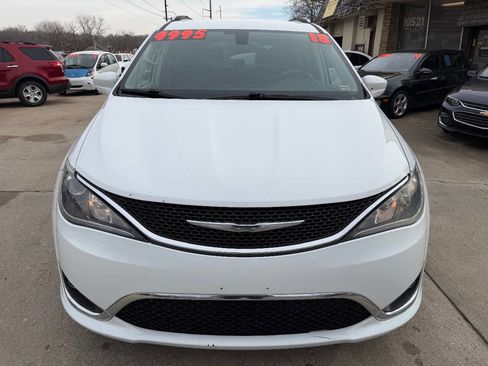 Used 2018 Chrysler Pacifica Touring-L image 2