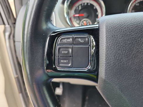 Used 2019 Dodge Grand Caravan SXT FWD image 18