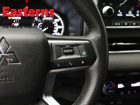 Used 2024 Mitsubishi Outlander SE AWD/4WD image 16